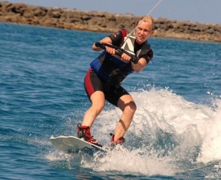  Scivolare su un wakeboard 